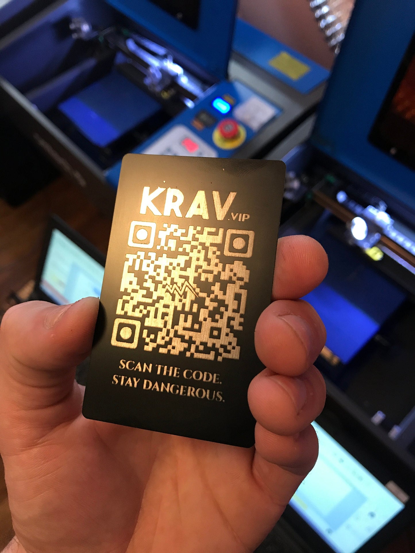 Cartes en aluminium noires à code QR numérisable personnalisées - Liens de codes-barres métalliques personnalisés