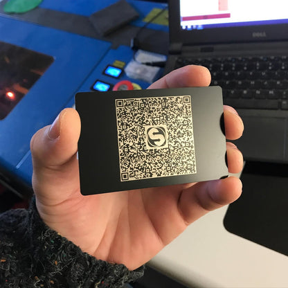 Cartes en aluminium noires à code QR numérisable personnalisées - Liens de codes-barres métalliques personnalisés