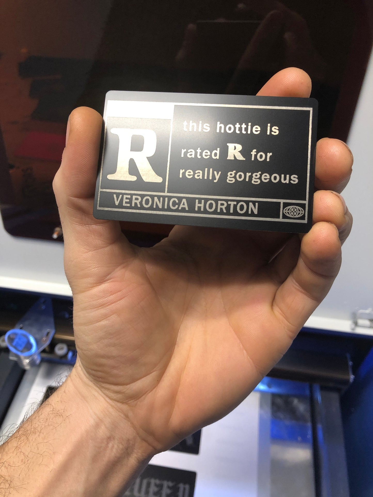 Regalo de broma personalizado de aluminio grabado en metal personalizado "Esta belleza tiene clasificación R" para novio o novia