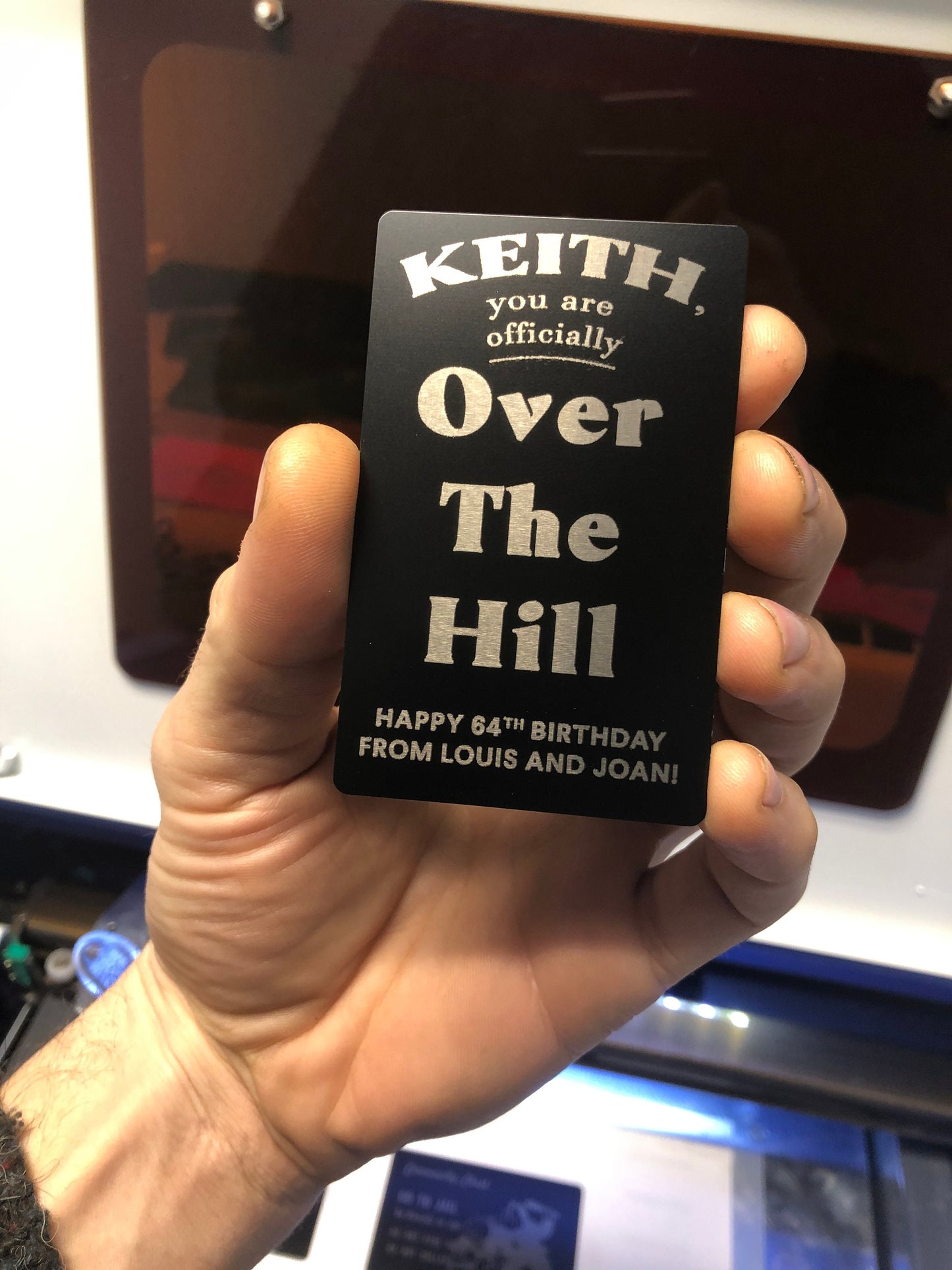 Carte cadeau d'anniversaire personnalisée en métal : OVER THE HILL ! Nom personnalisé avec message d'anniversaire, cadeaux amusants pour grand-mère, grand-père, aîné, anniversaire