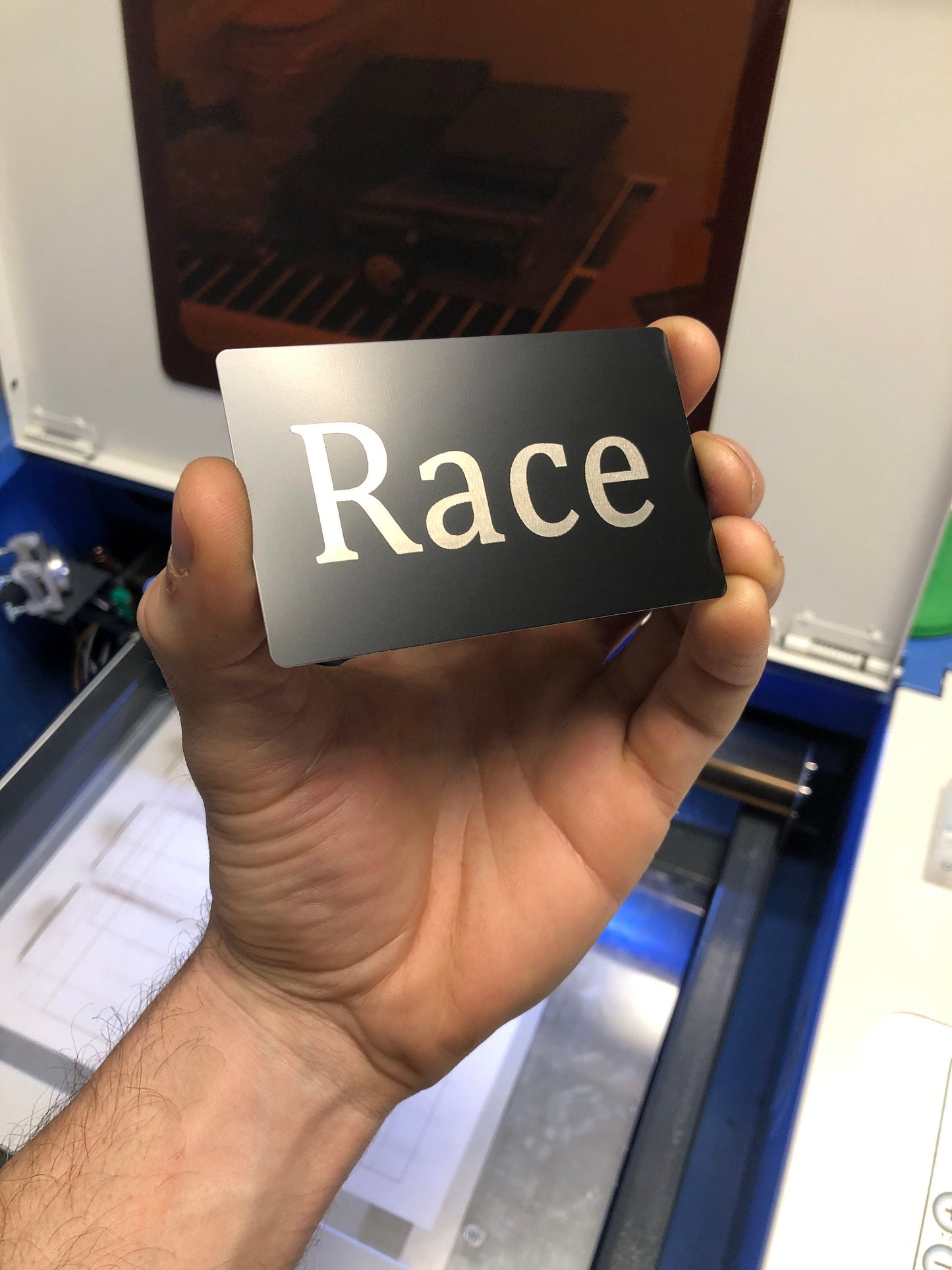 RACE : Carte-cadeau Gag en aluminium anodisé gravée au laser noir mat personnalisée