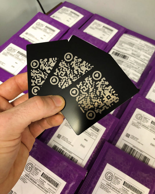 Cartes en aluminium noires à code QR numérisable personnalisées - Liens de codes-barres métalliques personnalisés