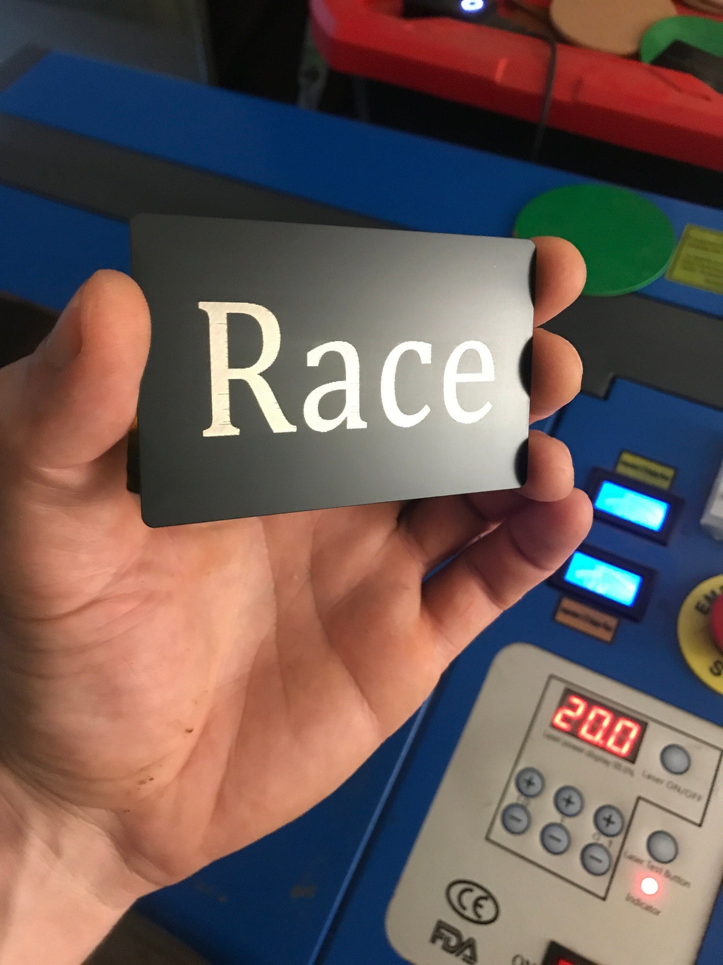 RACE : Carte-cadeau Gag en aluminium anodisé gravée au laser noir mat personnalisée