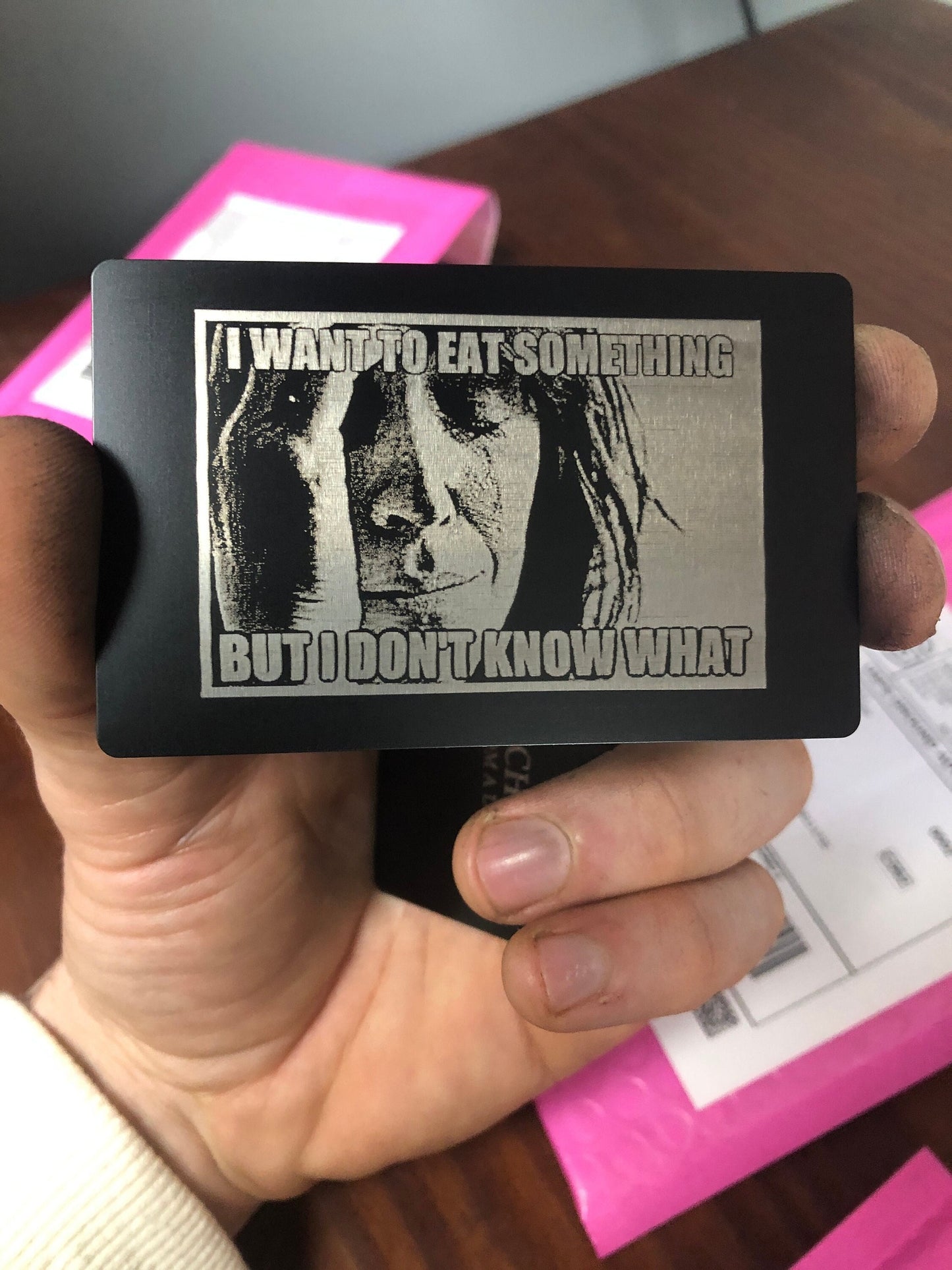 Grabados de metal personalizados de memes, cualquier obra de arte o texto. Regalos divertidos para amigos de Internet, recuerdos divertidos y personalizados