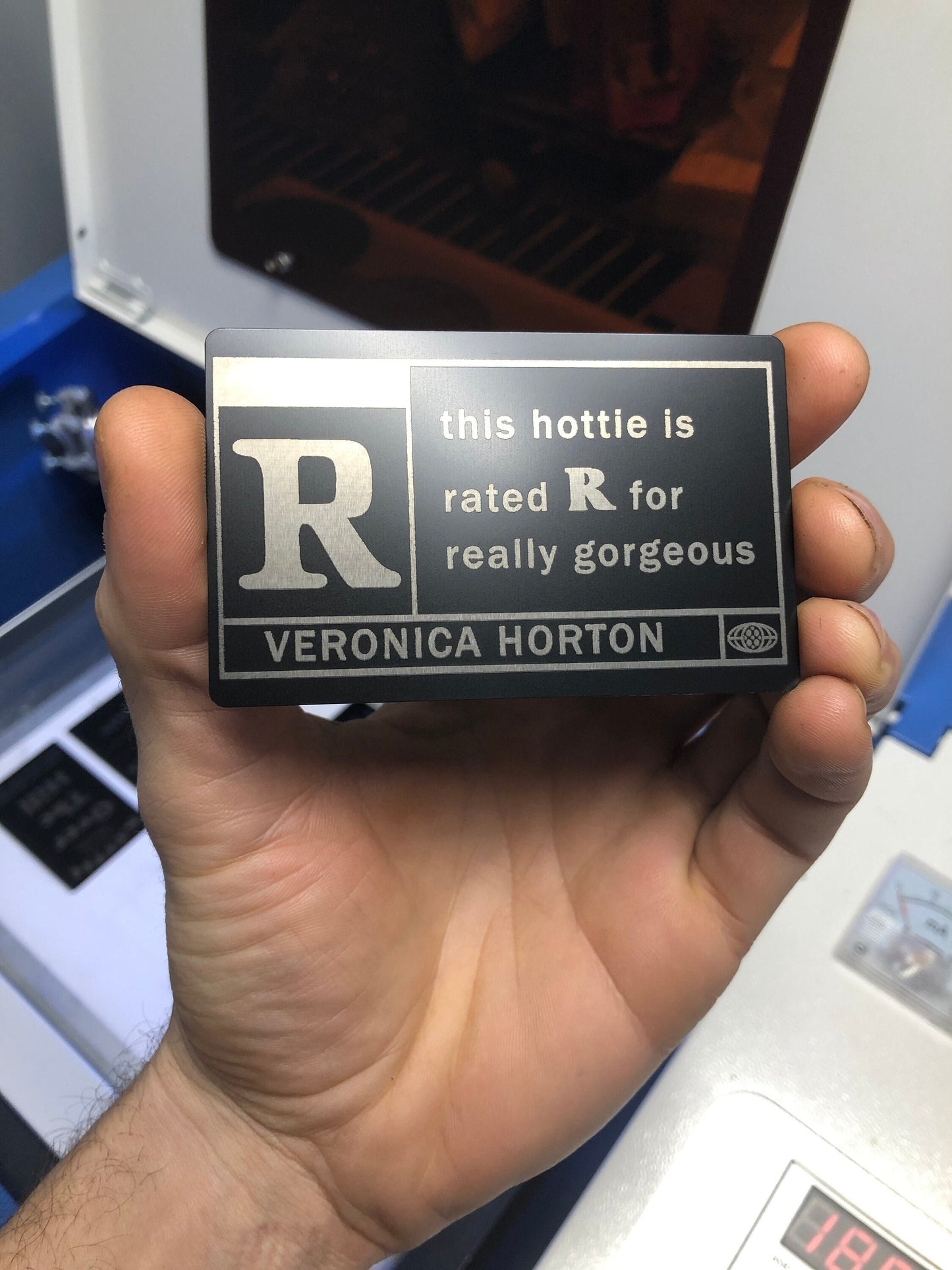 Regalo de broma personalizado de aluminio grabado en metal personalizado "Esta belleza tiene clasificación R" para novio o novia